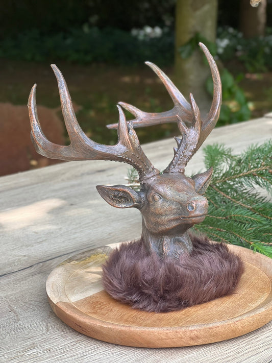 Hirschkopf mit Fellmanschette