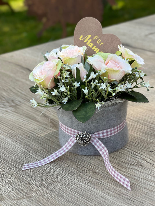 Blumentörtchen zum Muttertag mit weißen Moosrosen