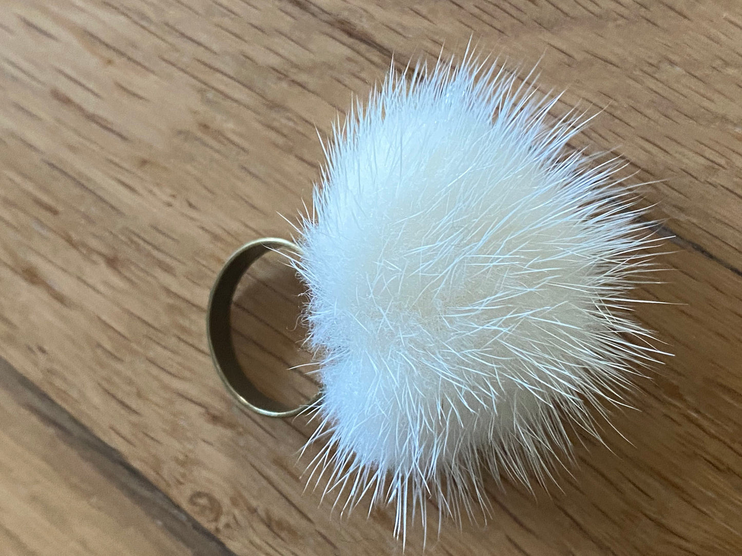 Ring mit Nerzbommel