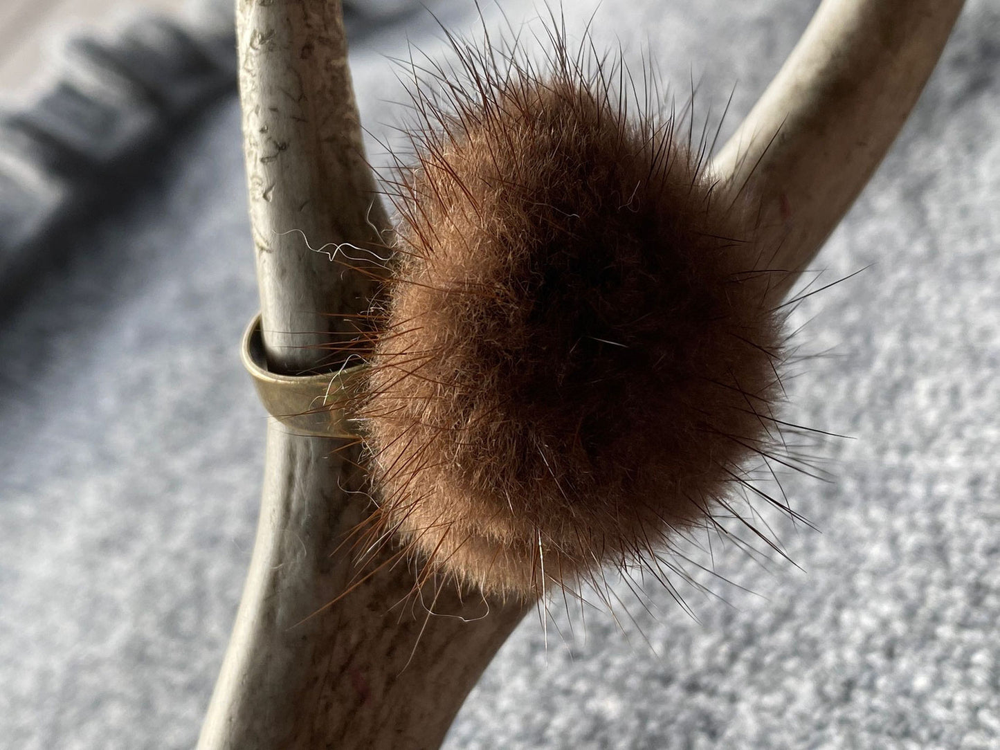 Ring mit Nerzbommel