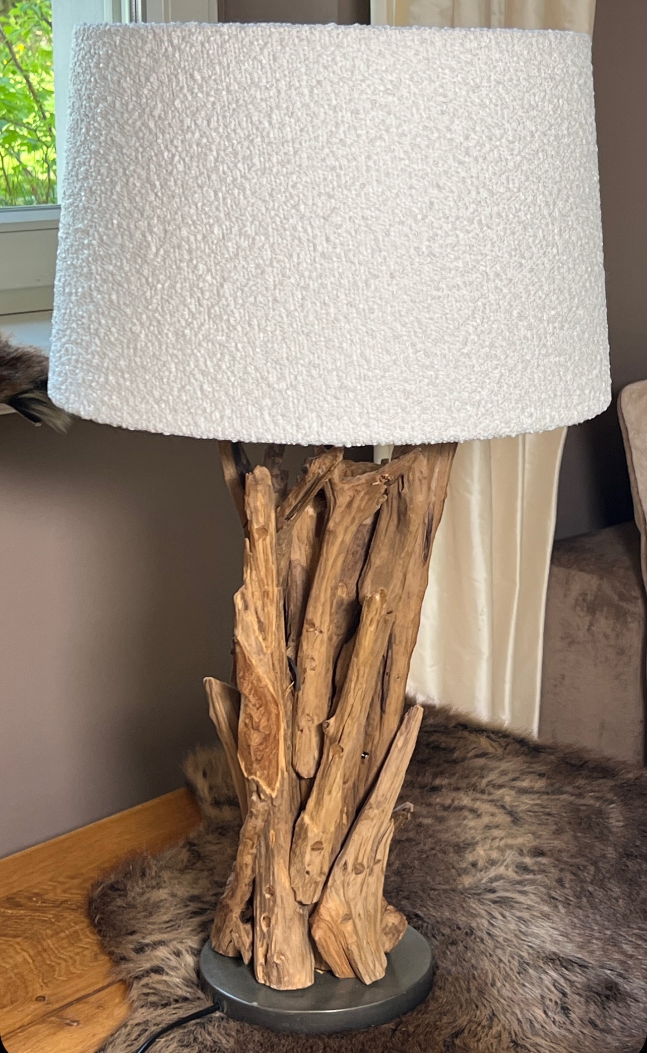 Tischlampe mit Fuß aus Hölzern