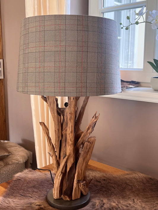 Tischlampe mit Fuß aus Hölzern