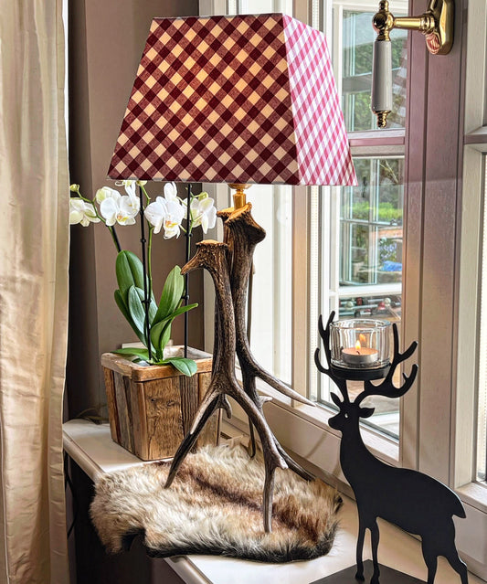 Karierte Tischlampe aus Geweihen