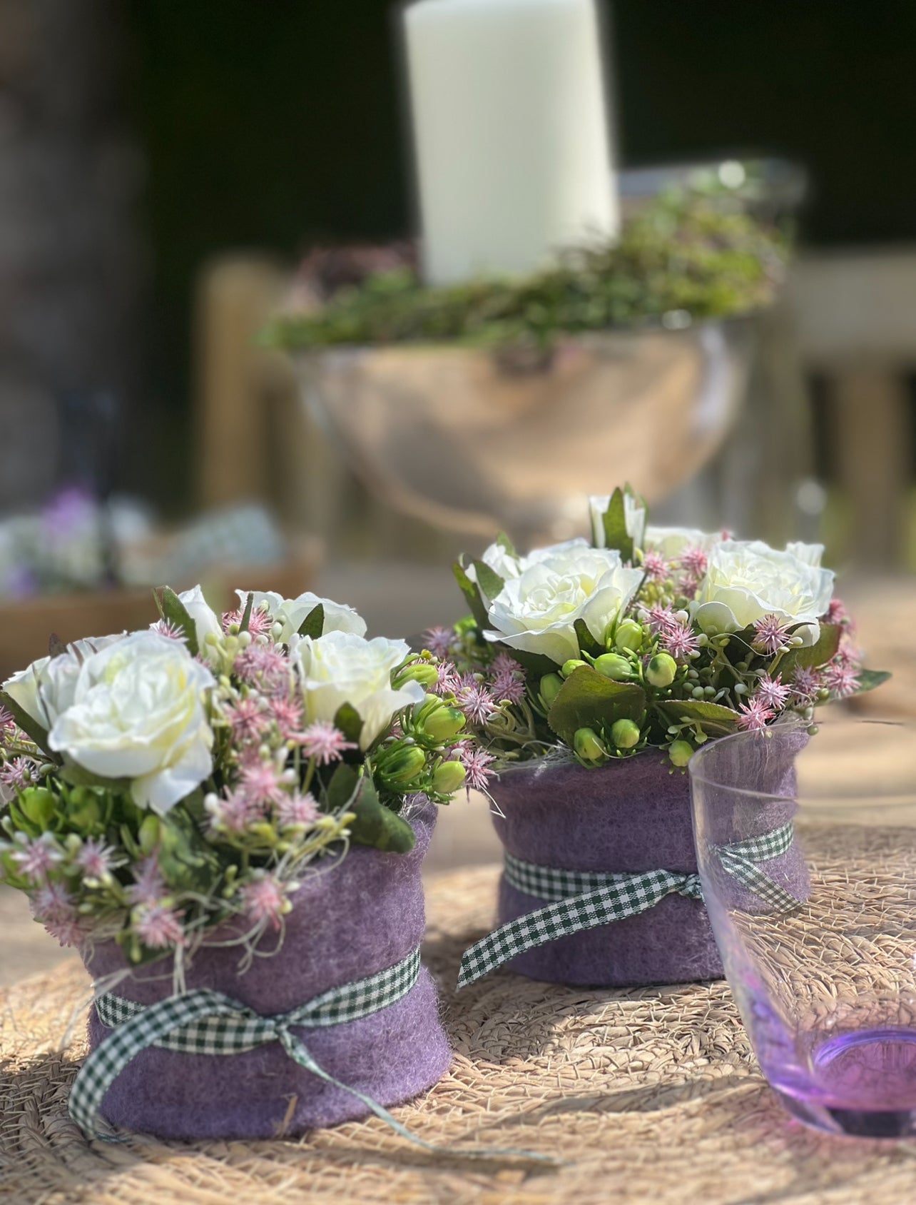 Blumentörtchen mit weißen Rosen