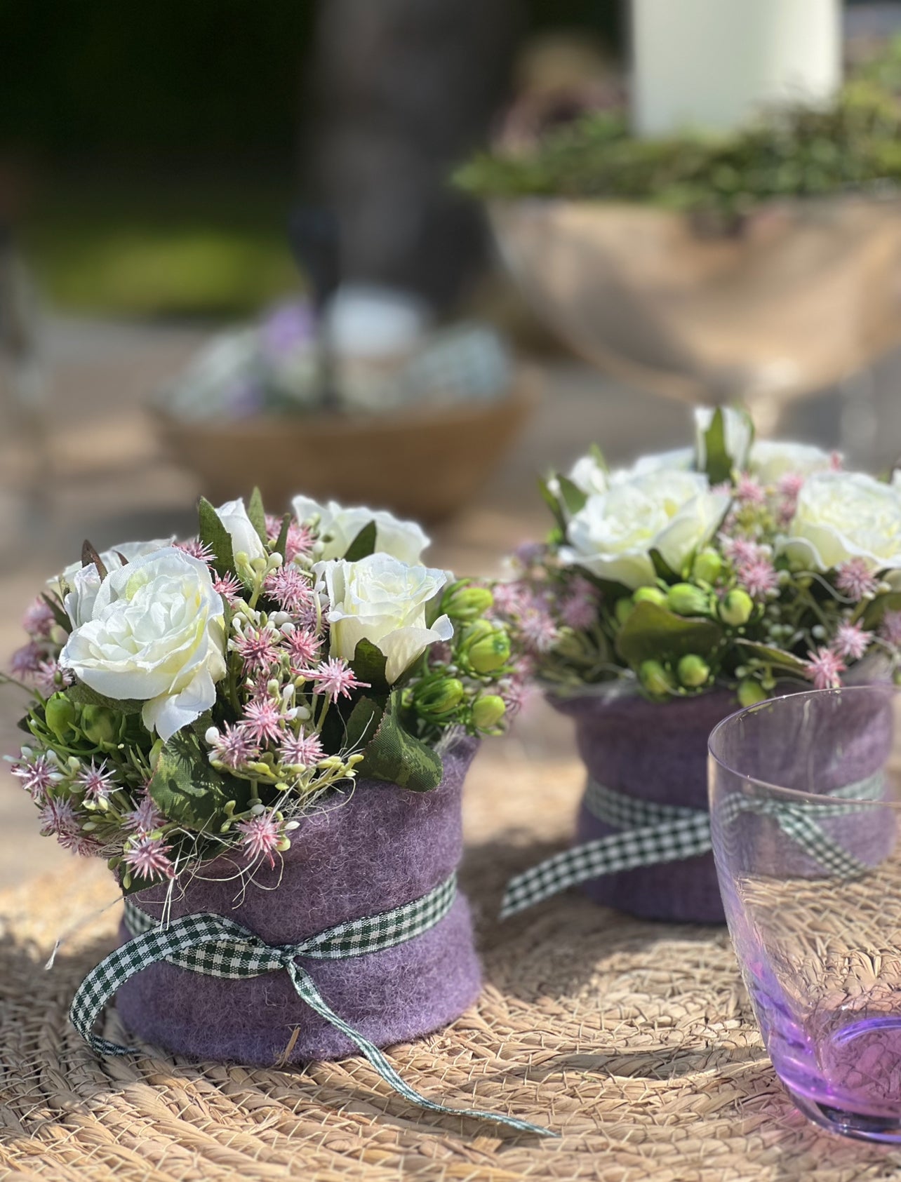 Blumentörtchen mit weißen Rosen