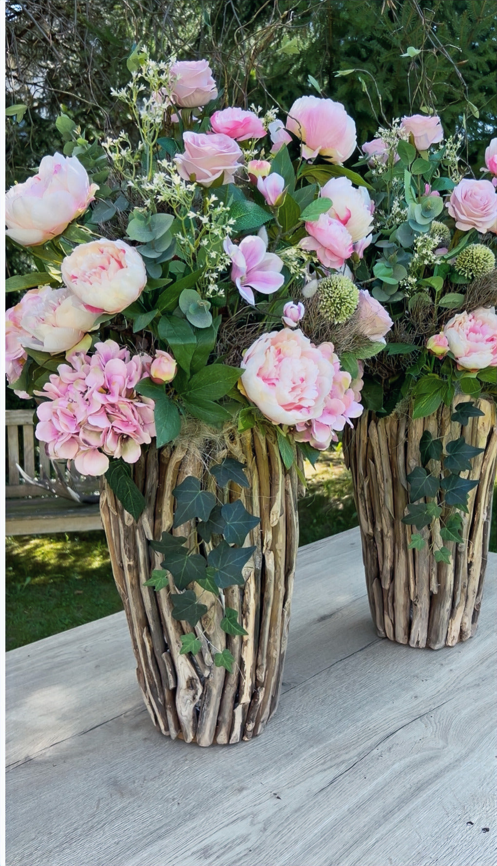 Blumengesteck in einer Holzvase