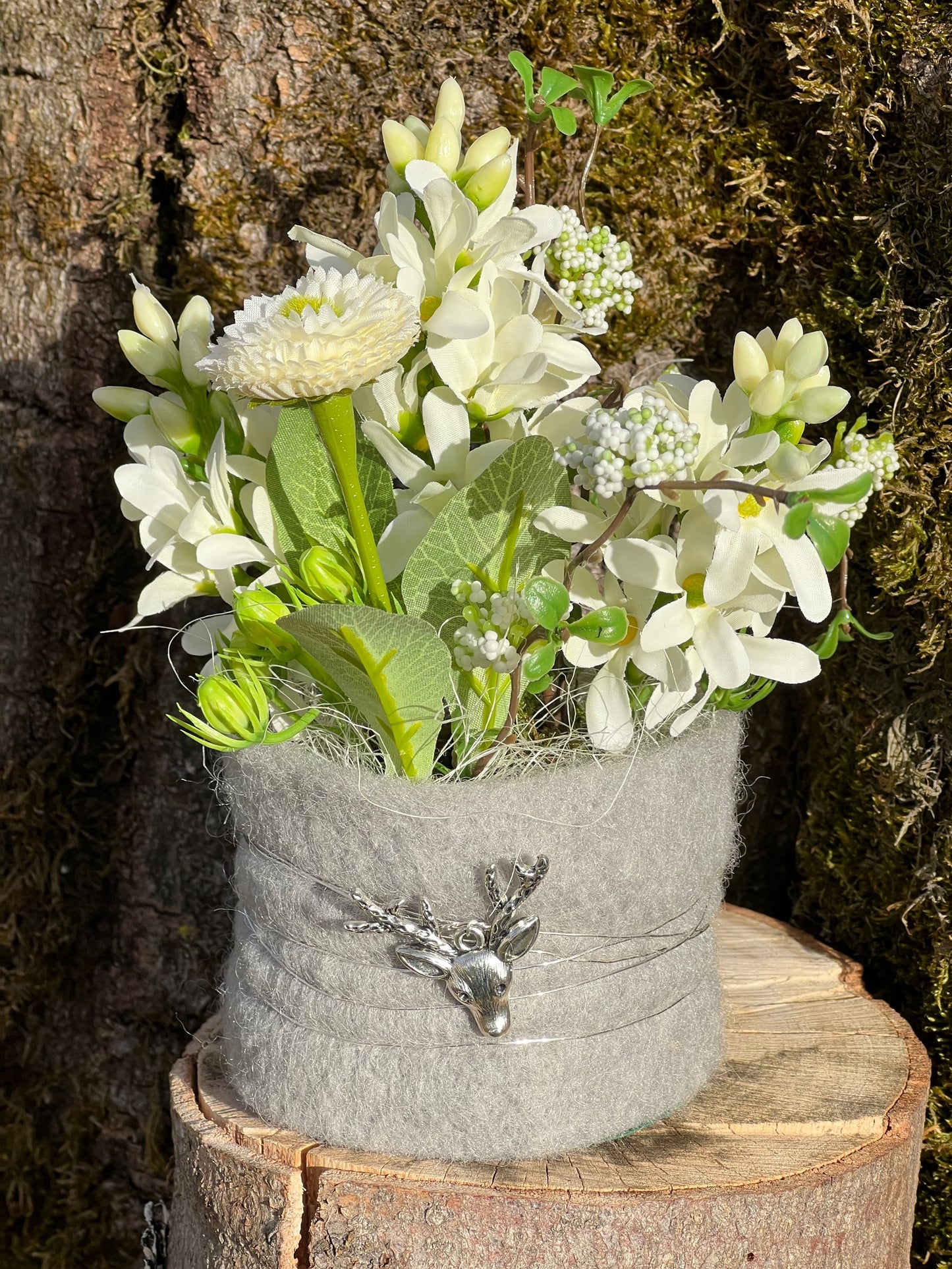 Blumengesteck aus weißen Frühlingsblumen