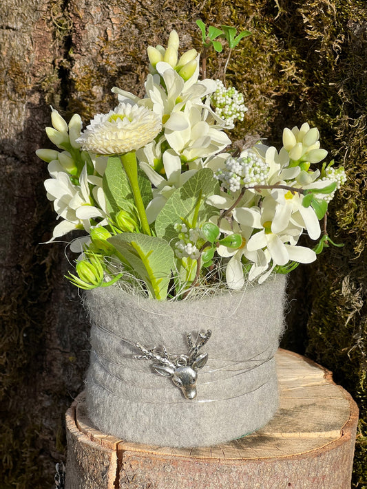 Blumengesteck aus weißen Frühlingsblumen