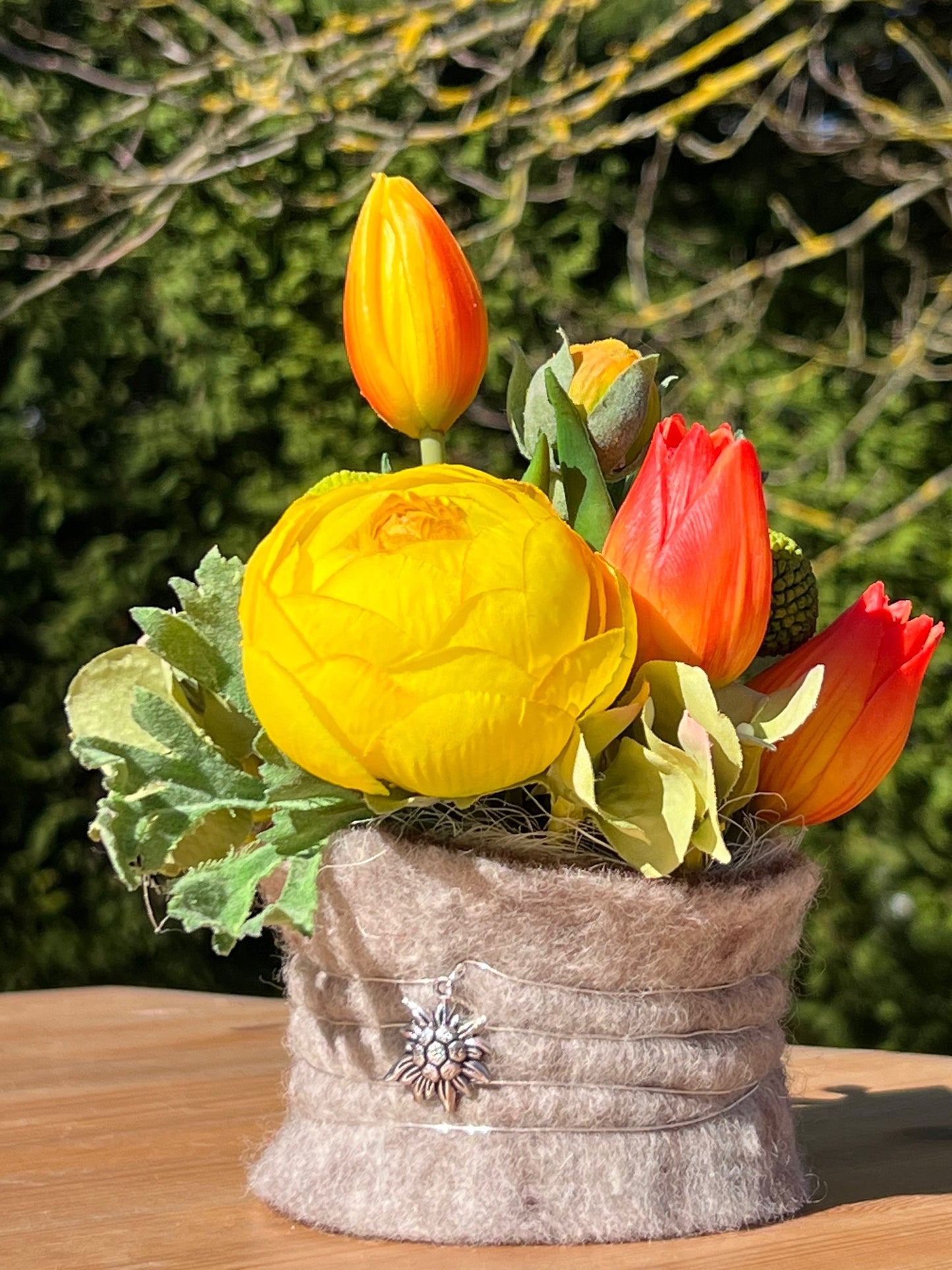 Frühlingsgesteck gelb orange