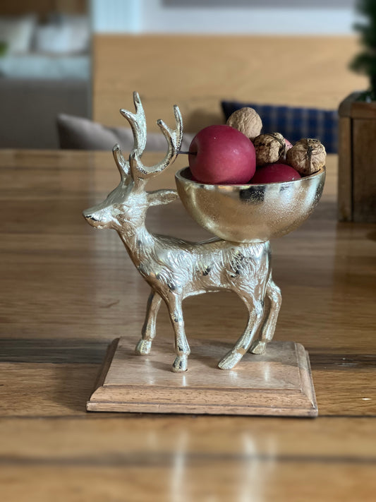 Hirsch mit Schale