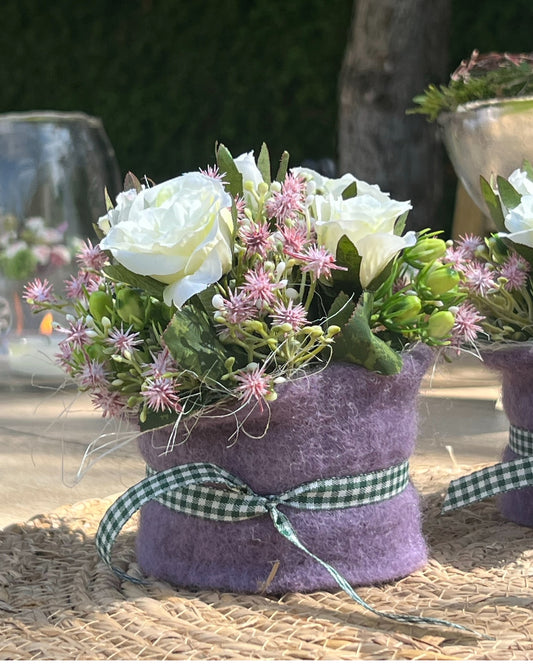Blumentörtchen mit weißen Rosen