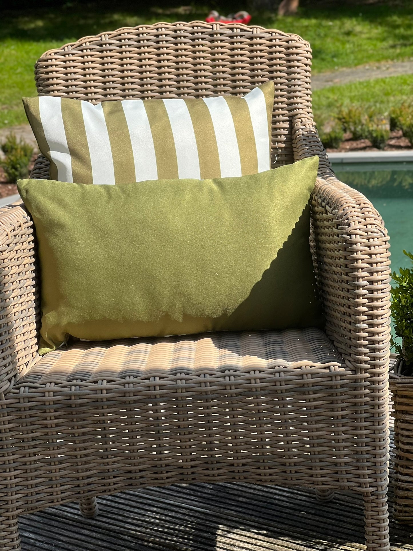 Kissen Outdoor oliv/weiß