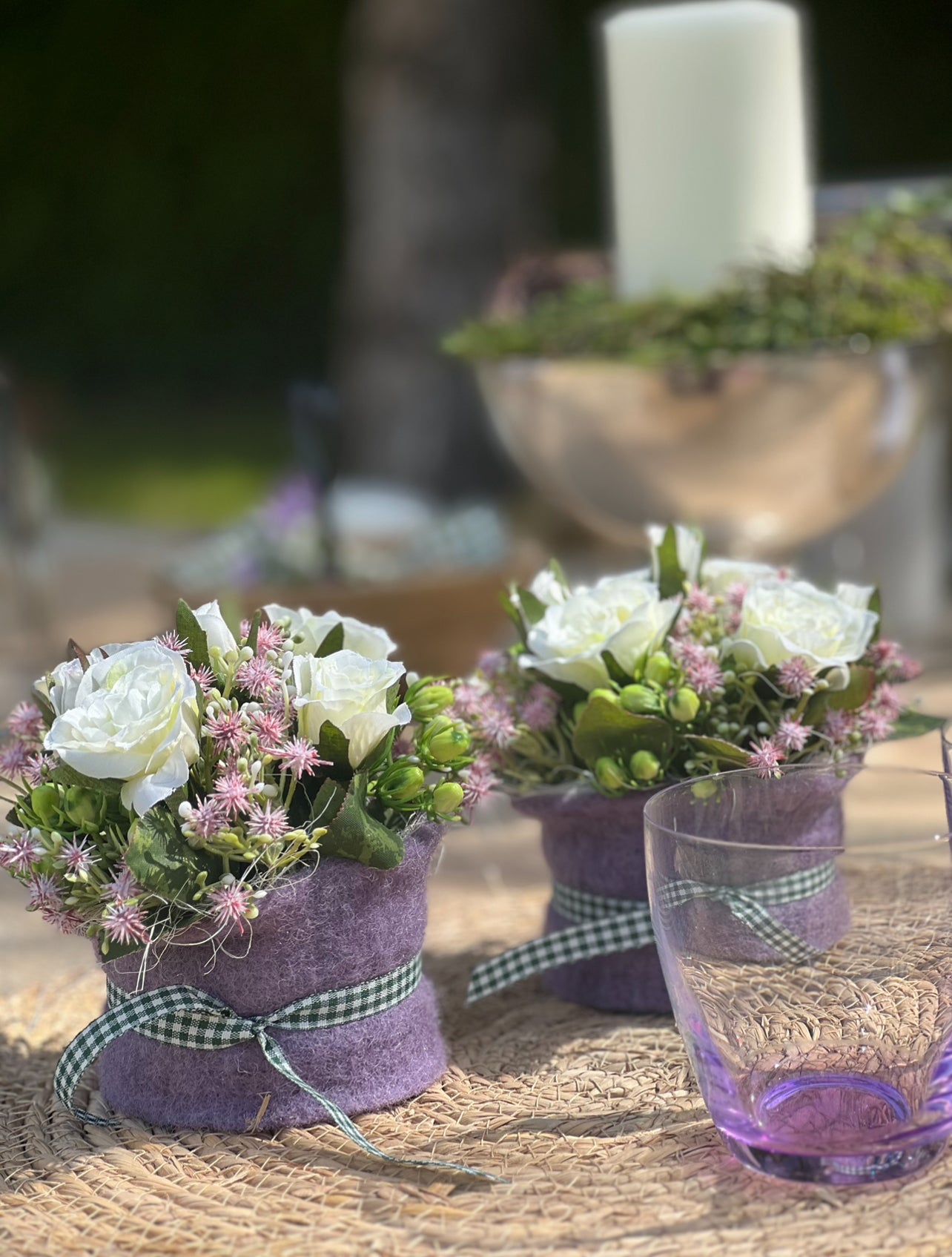 Blumentörtchen mit weißen Rosen