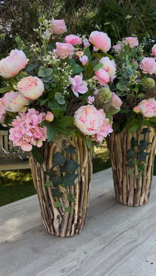Blumengesteck in einer Holzvase