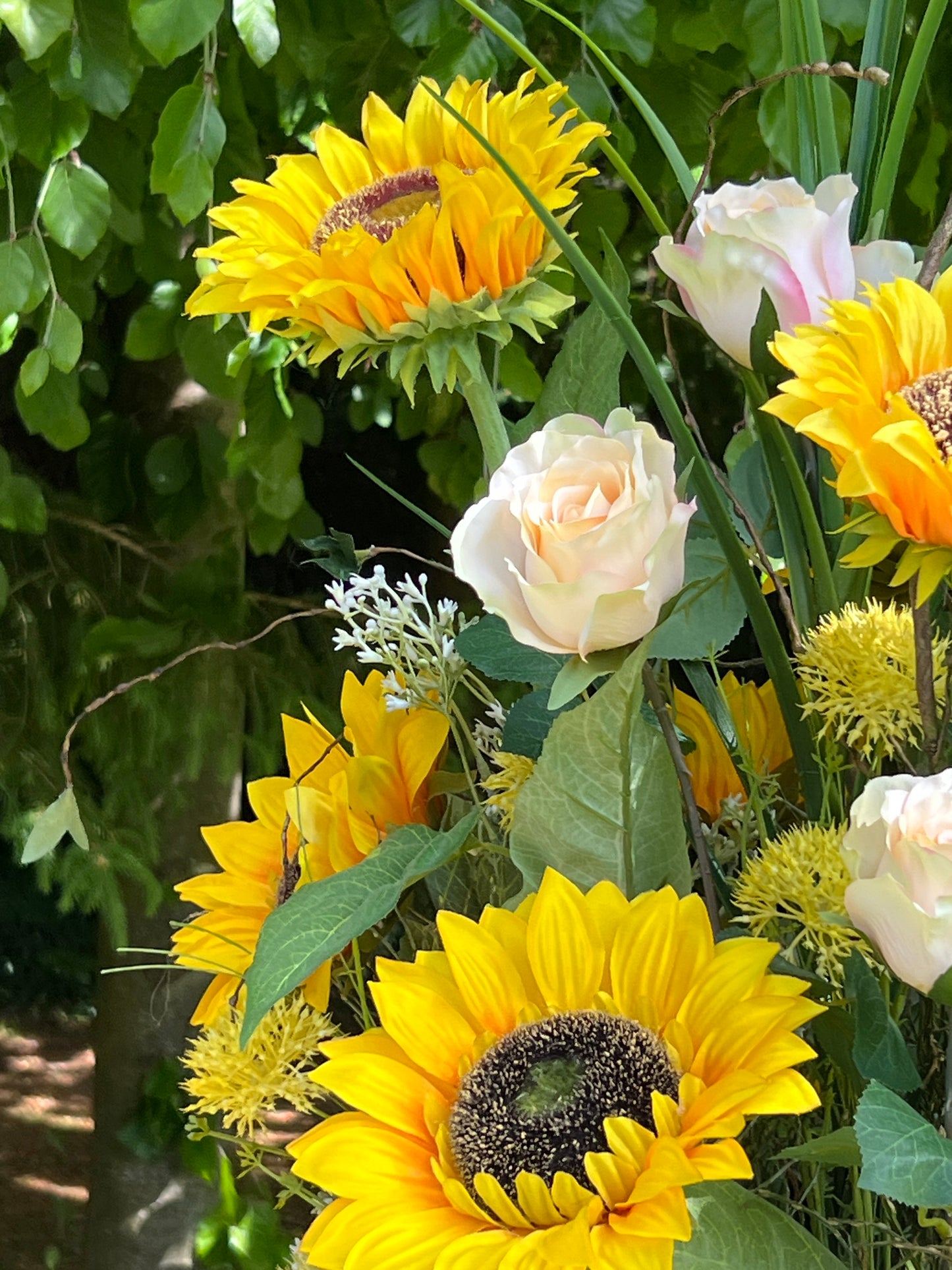 Blumengesteck in einer Holzvase