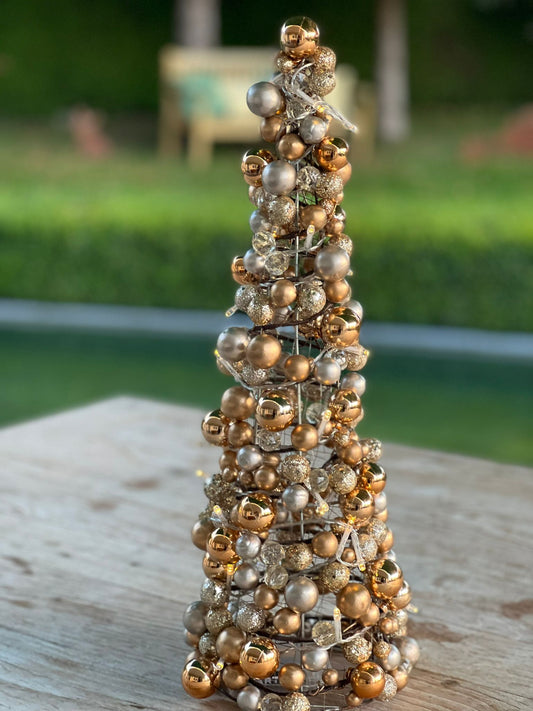 Tannenbaum aus Kugeln