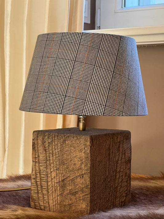 Tischlampe aus massiver Eiche
